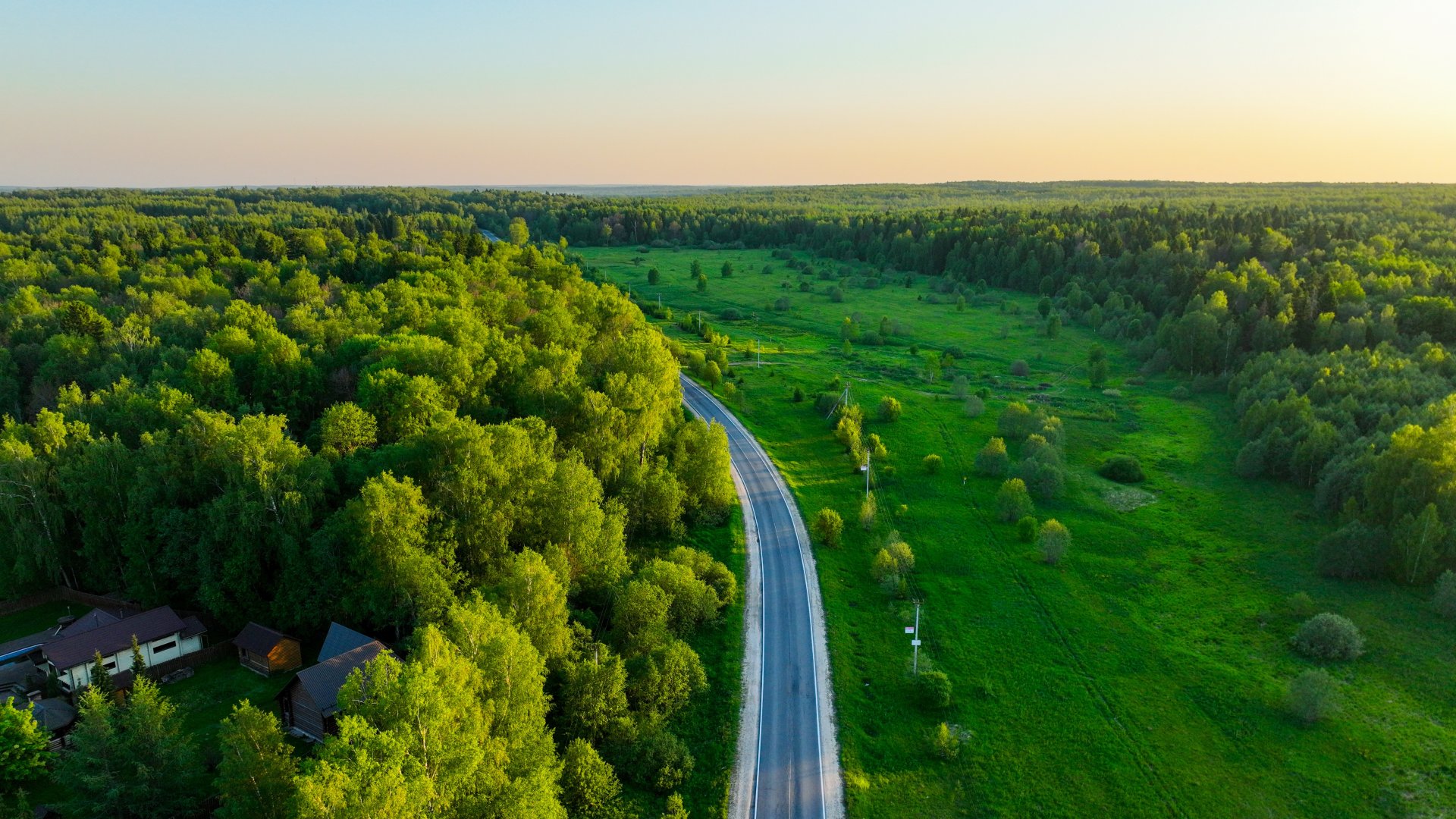 Weg durch weite Landschaft im Sonnenlicht – Symbol für neue Perspektiven und den eigenen Weg
