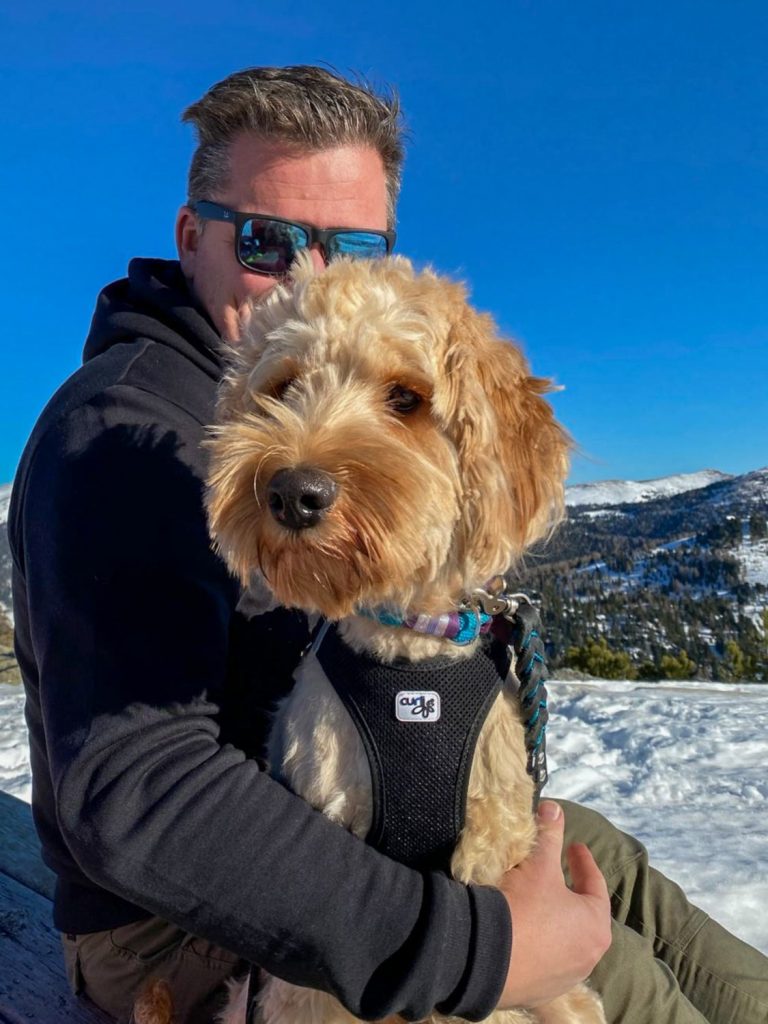 Einer von Markus’ Hunden entspannt im Schnee