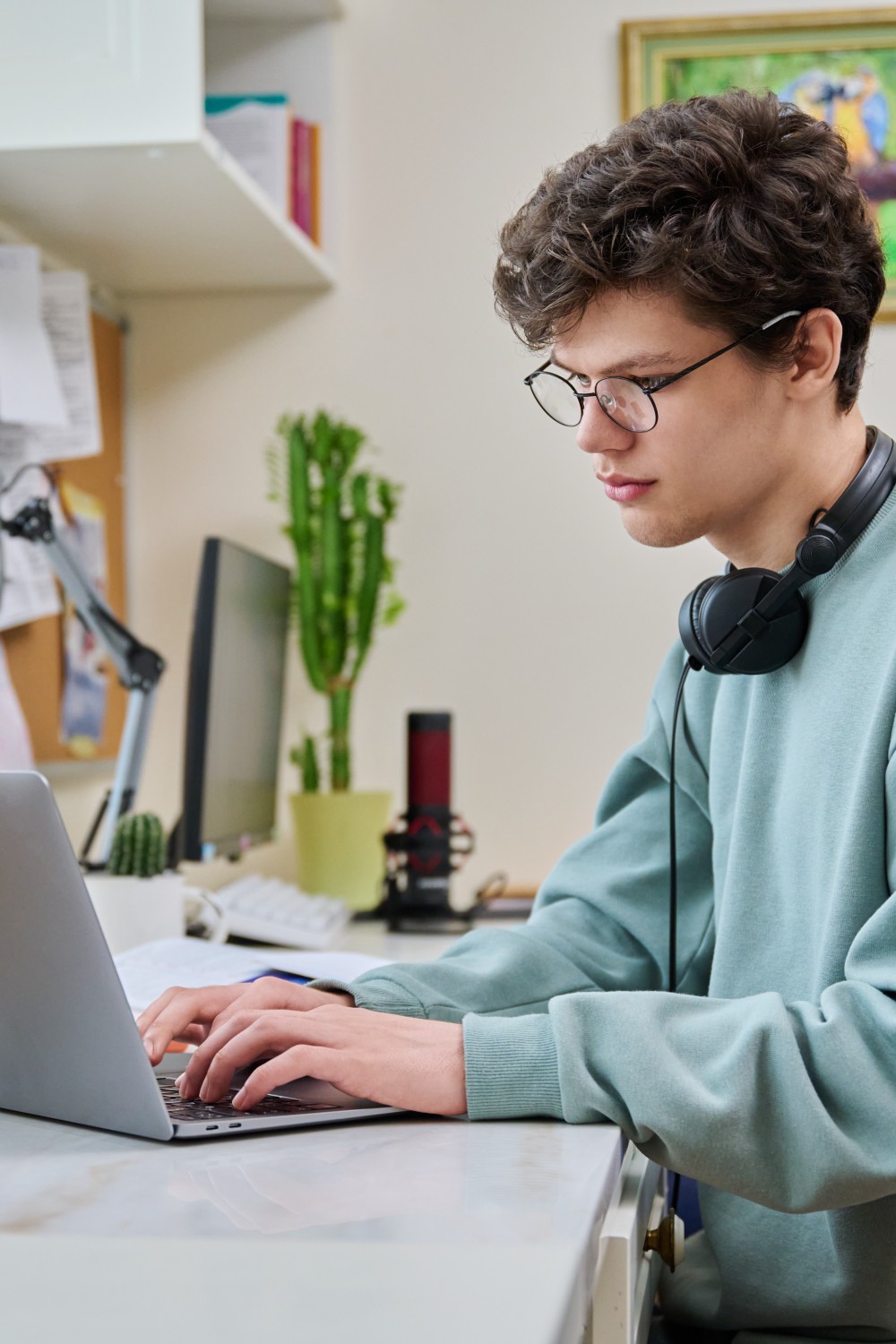 Junger Mann arbeitet am Laptop als Symbol für Bewerbung, Lebenslauf und Online-Bewerbung.