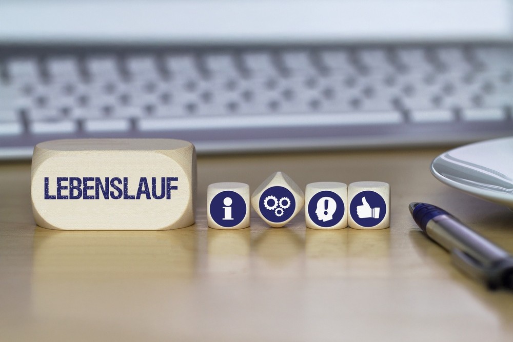Laptop und Notizen als Symbol für einen klaren Start in den Bewerbungsprozess.